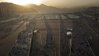 Pada tanggal 24 September 2015, sebuah insiden kerumunan terjadi selama ibadah Haji di Mina, Makkah, Arab Saudi, yang menewaskan 2.431 orang. (Reuters/Ahmad Masood)  