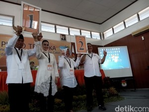 Diantar Ratusan Massa, Risma-Whisnu dan Rasiyo-Lucy Ambil Nomor Urut