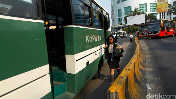 Beralasan Sepi Penumpang, Kopaja AC P-20 ini Nekat Putari Kuningan 2 Kali!