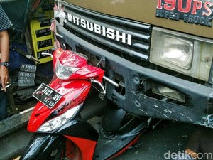 Truk Tronton Seruduk Angkot dan Tukang Ojek, Berhenti setelah Naik Motor