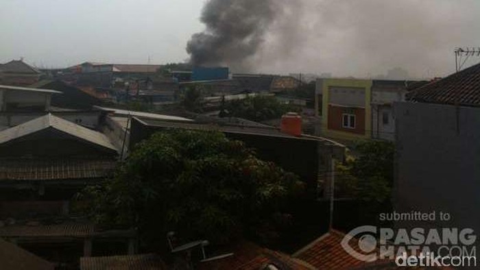 12 Damkar Diterjunkan Jinakkan Kebakaran di Warakas Tanjung Priok