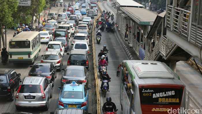 Ahok Berharap Polisi Tak Berlakukan Diskresi Bagi Pengendara di Jalur TransJ
