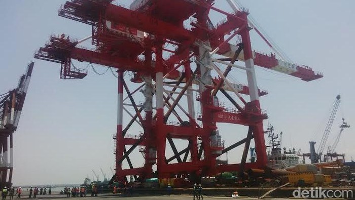 Pelindo III Datangkan 4 Alat Bongkar Muat Baru Demi Target Zero Waiting Time