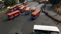 Pada tahun 2015 sempat ada wacana penghapusan metromini dan kopaja oleh Gubernur DKI Jakarta kala itu. Tetapi agaknya wacana itu diurungkan, namun kini metromini menghadapi senjakalanya sendiri. Foto: Rachman Haryanto