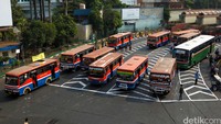 Ramainya Mal Blok M juga didukung oleh banyaknya akses moda transportasi seperti Kopaja dan Metromini yang ngumpul di Blok M. Rachman Haryanto/detikcom