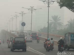 Sempat Menipis, Asap Pekat Kembali Kepung Pekanbaru Pagi ini