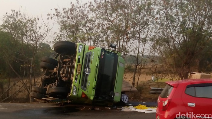Waspada! Truk Terguling di Tol Tangerang Km 62 Arah Merak