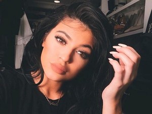 Tren Selfie Tingkatkan Penjualan Kosmetik Hingga Rp 8,6 Triliun