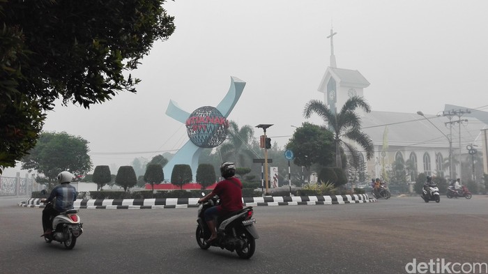Selain Dikepung Asap, Warga Pontianak Juga Terpaksa Gunakan Air Asin