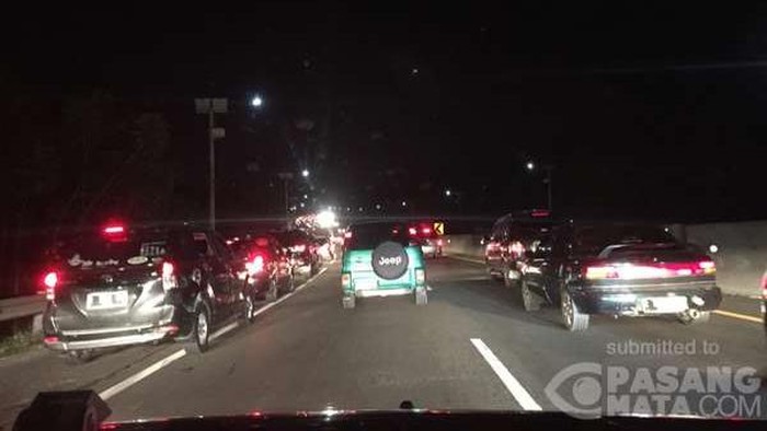 Jelang Subuh, Kepadatan di Tol dari Bandung ke Jakarta Mulai Mencair