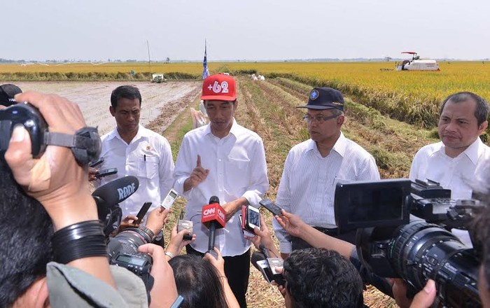 Mirip Rapper, Begini Gaya Jokowi Bertopi Snap Cap di Karawang