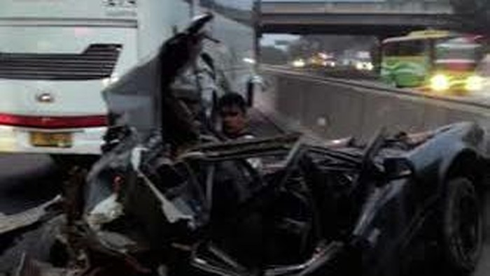 1 Orang Tewas dan 3 Orang Luka dari Kecelakaan Bus di Tol Cikampek