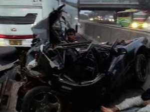 1 Orang Tewas dan 3 Orang Luka dari Kecelakaan Bus di Tol Cikampek