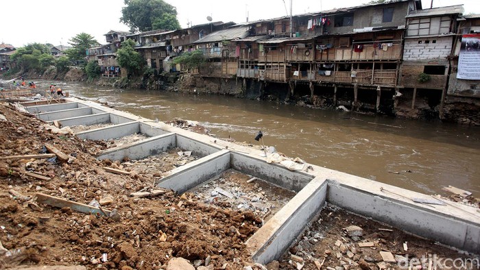 Ahok: Semua Sungai Harus Dibuat Dinding Turap