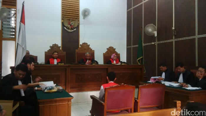 Priyo Berlinang Air Mata Minta Maaf Pada Kakak Tata Chubby di Persidangan