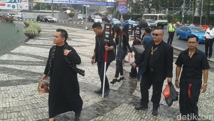 Mbah Mijan dkk Bacakan Mantera ke Boneka Ahok di Bundaran HI