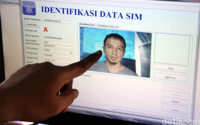 Petugas Polri membantu warga dalam pengurusan perpanjangan SIM di Hari Bebas Kendaraan Bermotor, Jakarta, Minggu (27/09/2015). Dalam HUT ke 60, Polantas meuncurkan  pembuatan maupun perpanjangan SIM dengan sistem online. Grandyos Zafna/detikcom.