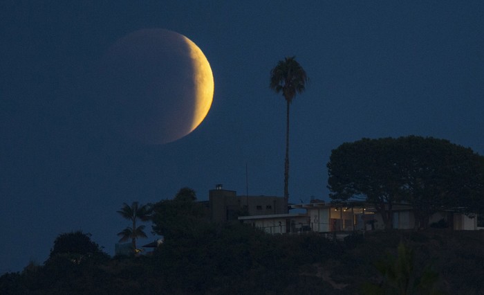Ilustrasi gerhana bulan. Foto: reuters Ilustrasi gerhana bulan. Foto: reuters