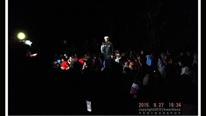 Rayakan Malam Purnama, Warga Purwakarta Matikan Lampu dan Bermain di Luar