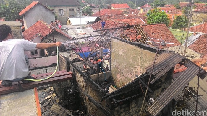 Rumah Terbakar, Pasutri di Bogor Ditemukan Tewas Berpelukan di Dapur