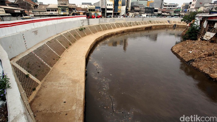 Dinding Turap Kali Ciliwung Kampung Pulo Normalisasi Sungai Ciliwung di kawasan Kampung Pulo, Jakarta Timur, ditargetkan rampung akhir tahun ini. Proses pengerjaan dinding turap di Kampung Pulo saat ini tengah dilakukan oleh sejumlah pekerja. Kali Ciliwung, Kampung Pulo, Jatinegara, Jakarta Timur, kini mulai terlihat rapi dan bersih. Sejumlah pekerja tengah menyelesaikan pengerjaan dinding turap, disepanjang bantaran Kali Ciliwung, Kampung Pulo, Jatinegara, Jakarta Timur, Senin (28/09/2015). Rengga Sancaya/detikcom.
