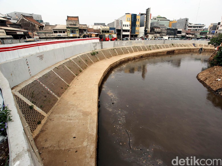 Gugatan Menggusur untuk Normalisasi Sungai ala Ahok Tak Diterima Gugatan Menggusur untuk Normalisasi Sungai ala Ahok Tak Diterima