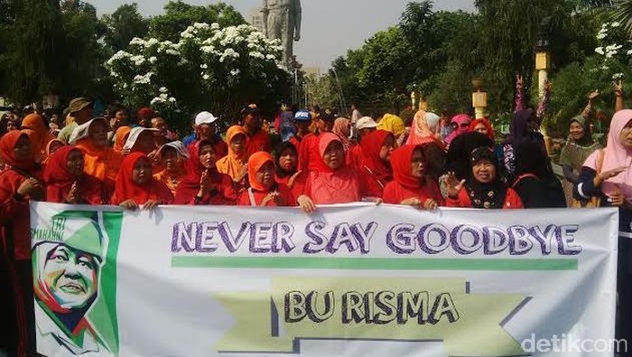 Aksi Kasih Sayang Ribuan Warga Surabaya untuk Risma