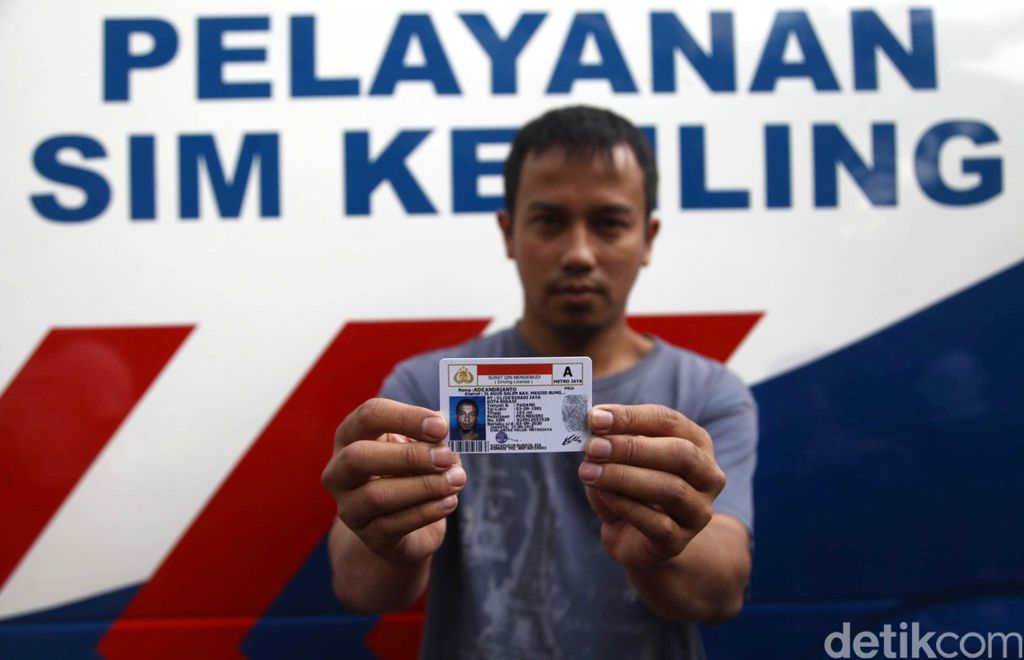 Petugas Polri membantu warga dalam pengurusan perpanjangan SIM di Hari Bebas Kendaraan Bermotor, Jakarta, Minggu (27/09/2015). Dalam HUT ke 60, Polantas meuncurkan  pembuatan maupun perpanjangan SIM dengan sistem online. Grandyos Zafna/detikcom.