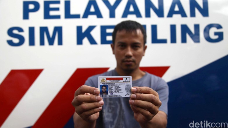Pengendara menunjukkan SIM barunya (Foto: Grandyos Zafna) Pengendara menunjukkan SIM barunya (Foto: Grandyos Zafna)