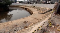Normalisasi untuk melebarkan sungai dengan pemasangan turap beton dilakukan sebagai upaya untuk mengatasi persoalan banjir yang kerap melanda wilayah Ibu Kota. Foto: Rengga Sancaya/detikcom