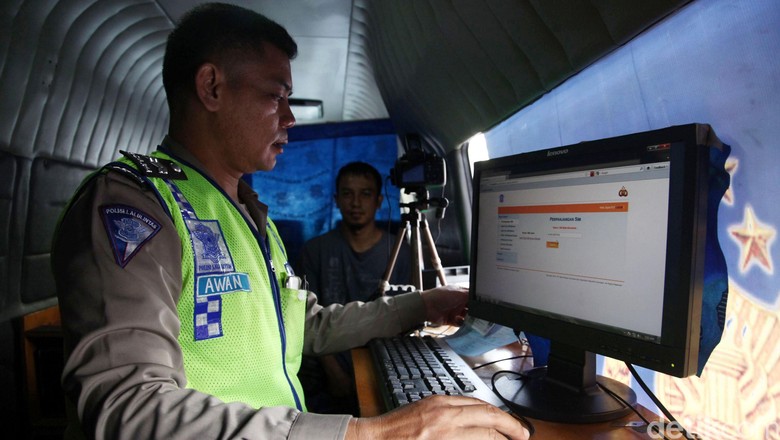 Proses pembuatan SIM (Foto: Grandyos Zafna) Proses pembuatan SIM (Foto: Grandyos Zafna)