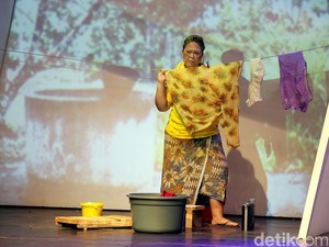 Kembali Main Teater, Putri Bungsu GusDur Pukau Penonton di Monolog #3Perempuanku