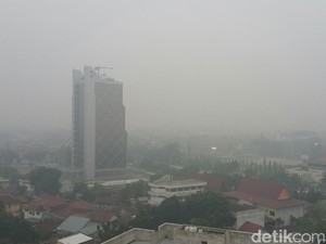 Penampakan dari Ketinggian Buramnya Kota Pekanbaru saat Diselimuti Asap