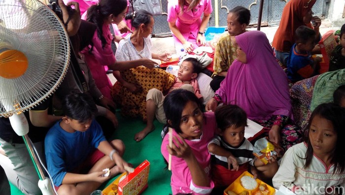 Polwan Polres Jakbar Trauma Healing di Lokasi Kebakaran Tambora