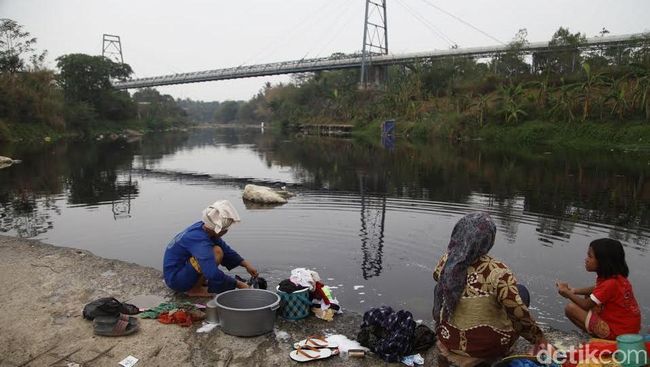 Kekeringan Landa Desa di Citeureup Bogor  Air Sungai Kotor 