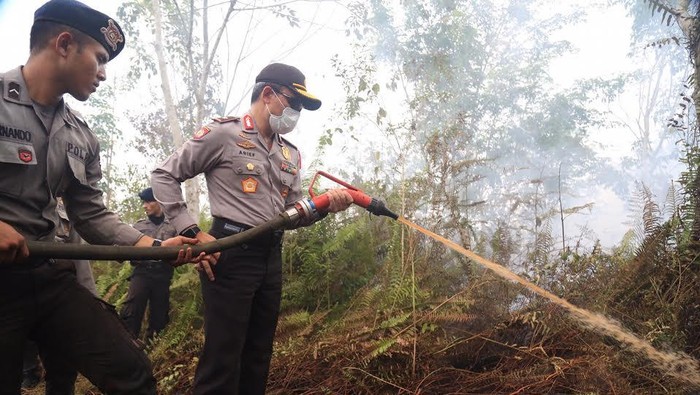 Begini Aksi Kapolda Kalbar Turun Langsung Menyemprot Lahan Gambut Terbakar