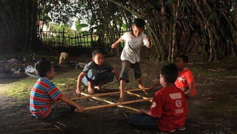 20+ Trend Terbaru Gambar Kartun Anak Sedang Bermain Engklek Dibawah - Gambar Permainan Tradisional Pohon Besar Dan Pohon Kecil