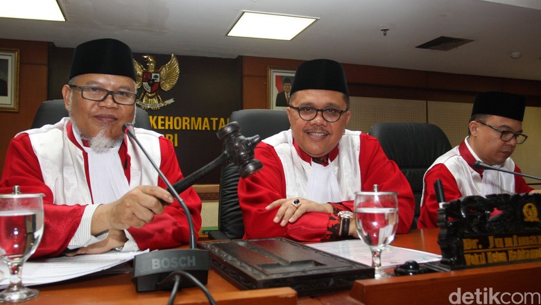  Makna  Warna  Merah  Putih di  Toga MKD DPR yang Bagai Wakil Tuhan