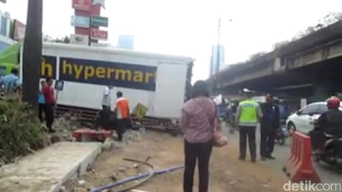 Truk Melintang di Depan Citos, Lalin Tersendat