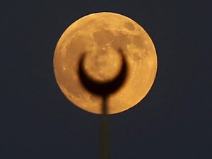 Gerhana Supermoon: Romantis di Paris, Syahdu di Puncak Masjid Mesir