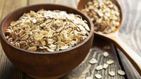 Satu lagi makanan sehat yang terbilang murah, oat. Cocok dimakan pagi hari untuk mengisi energi atau diolah jadi overnight oat. Jangan lupa tambahkan ragam buah dan kacang agar nutrisinya makin lengkap. Harganya? Sekitar Rp 13.000 per 500 gram. Foto: Thinkstock