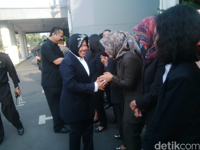Risma Pamitan ke PNS: Berkat Support Semua, Surabaya Dipandang Dunia