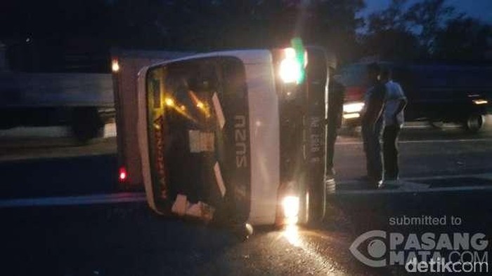 Truk Terguling di KM 20 Tol Jagorawi, Macet 6 Kilometer