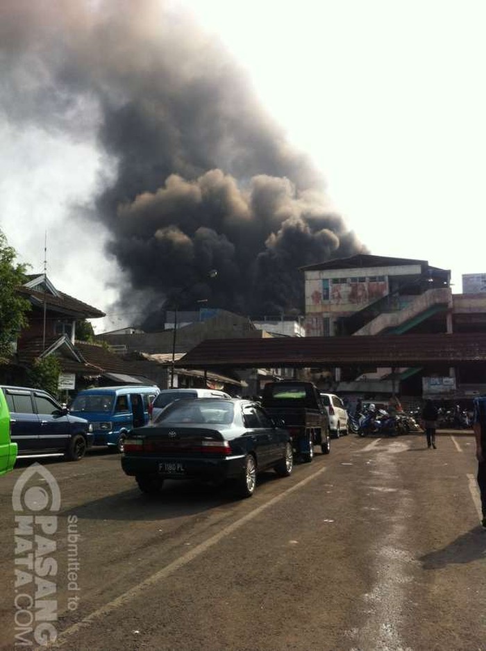 Asap Mengepul dari Pasar Merdeka Bogor, Pedagang Berhamburan