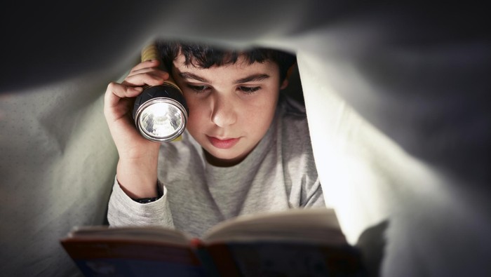 Anak membaca buku.