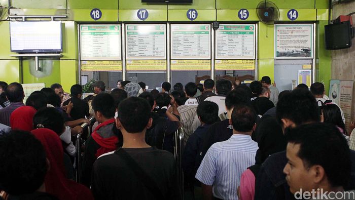 Calon penumpang antre tiket kereta.Foto: agung pambudhy Calon penumpang antre tiket kereta.Foto: agung pambudhy