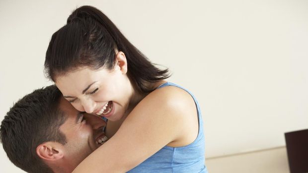 Gaya bercinta 'pangkuan liar' dilakukan dengan suami di posisi duduk lalu sang istri dipangku. (Foto: Ilustrasi/Thinkstock)
