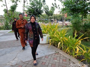 Jalan-jalan Sore di Taman Ekspresi, Risma Masih Disapa Bu Wali