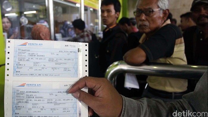 Warga mengantre untuk membeli tiket Lebaran H-3 di Loket Stasiun Gambir, Jakarta, Rabu (8/5). PT KAI DAOP I telah membuka loket penjualan tiket khusus Lebaran, sehingga calon penumpang dapat memesan tiket keberangkatan dari H-90, melalui loket maupun pemesanan on-line internet. Untuk tiket kereta eksekutif dan bisnis pada tanggal-tanggal favorit menjelang lebaran habis terjual. Agung Pambudhy/detikfoto/file
