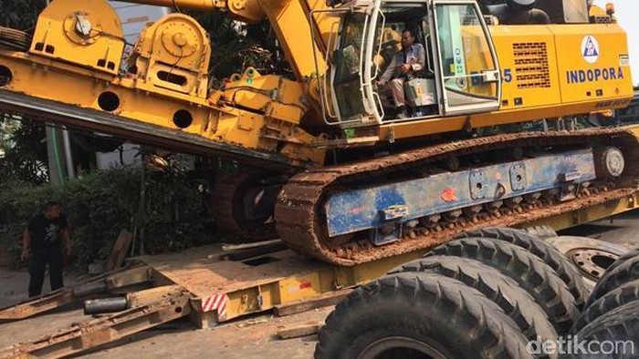 Truk Trailer Angkut Ekskavator Patah As di Jalan Sudirman, Lalin Macet Parah